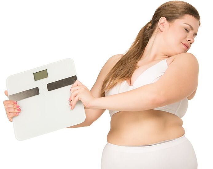 Толстая девушка перед приемом кето-диеты в капсулах