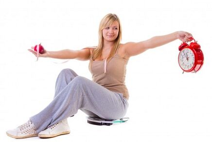 Девушка, желающая похудеть, питается правильно и по режиму.